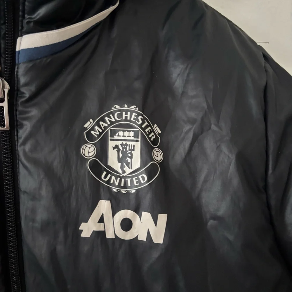 adidas Manchester United Youth Kids Black Hooded Puffer Jacket with Team Crest M